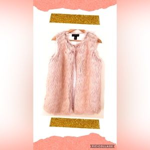 NWOT- Faux Fur vest 👚